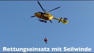 Rettungshubschrauber seilt Notarzt ab  (in 4K)