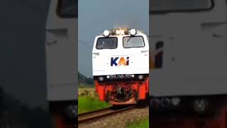 KA jayakarta premium ngebut di stasiun tarik