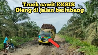 Truck sawit oleng di jalan berlubang