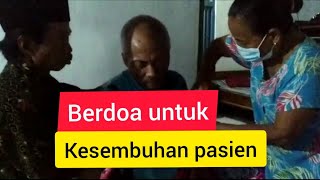 menyeguk pasien yang sakit , semoga lekas di beri kesembuhan