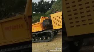 Crawler dumper has excellent performance in uphill drives.