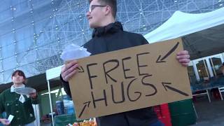 Free Hugs Uitdelen In Nieuwegein! (City Plaza)