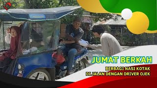 BERBAGI NASI BUNGKUS DENGAN DRIVER OJEK DI JALAN POROS PELABUHAN BIRINGKASSI KABUPATEN PANGKEP