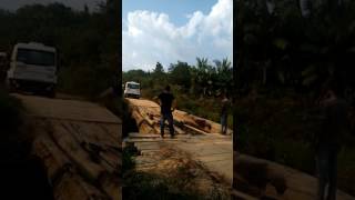 Caminhão passa em ponte queimada na Transamazônica