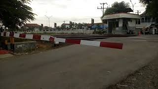 Melihat kereta api di perlintasan. Railway crossing