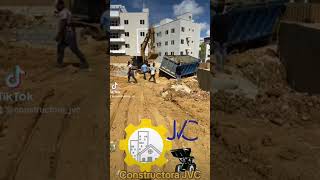 Camión estanca2 en un bache en el proyectó cargado d material d reposición.#constructorajvc#camiones