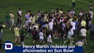 Henry Martin rodeado por aficionados Sun Bowl