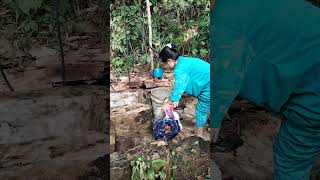 Masyaallah akibat musim kemarau sitteh harus nyuci di sumur jadul #shortvideo #village #nature