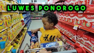 Bocah Afrika belanja Di Luwes Ponorogo - very happy