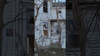 ABANDONED HOUSE IN THE WOODS #abandoned #urbanexploration #urbex #shorts #scary #abandonedplaces