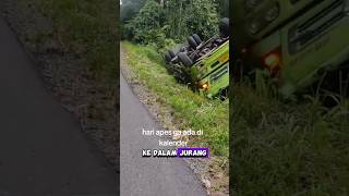 Truk terguling ke dalam jurang #shortvideo #shorts