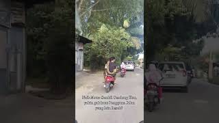 Naik Motor Sambil Gendong Ular, Pemotor Ini Bikin Pengguna Jalan Resah #riau #pekanbaru