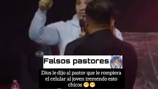 pastor le daña el celular a un joven.