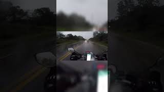 REDUZINDO A VELOCIDADE DA MOTO #MOTO #MOTOCICLISTA #MOTOCICLETA #MOTOVIAGEM #CHUVA #POLICIA #SHORTS