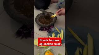 BundA fauzana lagi makan rujak