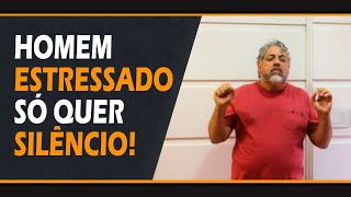 Homem estressado só quer silêncio