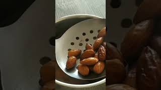 Comment décortiquer les amandes تمليط اللوز