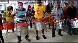 Grupos de percussão do Sitraemg e dos Filhos de Zambi tocam na comunidade dos Arturos, em Contagem