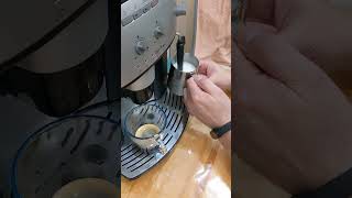 Delonghi Caffe Corso, демонстрация работоспособности кофемашины