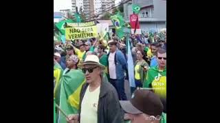 Manifestantes se reúnem em frente ao 62º Batalhão de Infantaria em Joinville