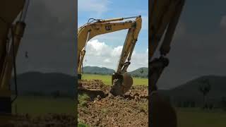 👆 Yellow Excavator CAT Digging Canal