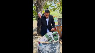 Este Hombre millonario tira a la basura su dinero por una triste y oscura razón. 😱