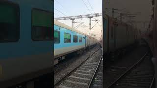 Do Train Ek Sath Chal Rahi Hai