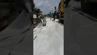 proses pemasangan geotextile pelapis timbunan tanah #shorts