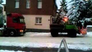 Unimog zieht 40t LKW bei Schnee und Eis - Unimog truck pulling Truck stuck in snow