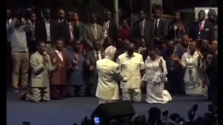 PASTOR BENNY HINN PRAYS FOR PRESIDENT RUTO, BOTH KNEELING, AT CRUSADE AT NYAYO STADIUM ON 25.2.24