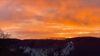 Morgenrot über Schloss Bronnen im Oberen Donautal (in 4K)