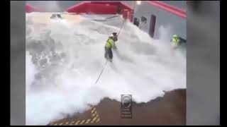 Mar agitado faz ondas invadirem o barco