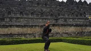 Abah Gending bersilat di Borobudur