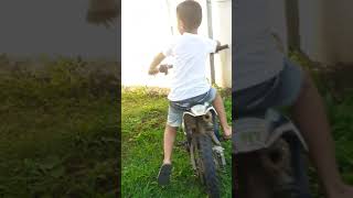 mi primo Derek en su moto de regalo de cumpleaños