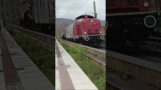 V100 mit Bauzug und fettem Sound 😍 ➡️Mainz in Bingen #train #trainspotting #railway #shorts