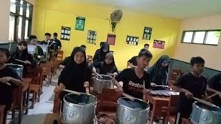 Latihan perdana  drumband SMP 13(spagalas)