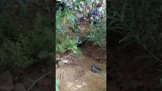 mobil rubicon rc terjang jalan berlumpur#rcoffroad #funny