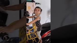 malika comel naik motor nih😄