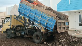 Mobil Dump Truk Jomplang Muatan Pasir Sertu Full Bak