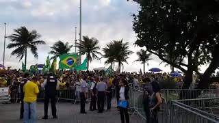 FRENTE DA CASA DE BOLSONARO TOMADA POR MULTIDÃO DE PESSOAS AGUARDANDO A APURAÇÃO DOS VOTOS