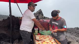 Miren que ricura de pizza están preparando para nosotros en el volcán 🌋 pacaya