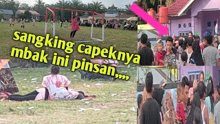 cewek ini pinsan di sa,at lagi rame ramenya pertandingan bola kaki ibu ibu.