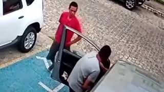 Câmeras flagram momento em que bandidos sequestram mulher em João Pessoa