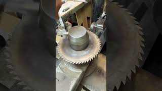 sharpen the disk on a lathe