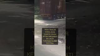 Extreme Truk Trailer Kewalahan Hampir Crash Ketika Melewati Belokan Turunan Tajam Ekstrim #shorts