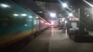 3 hours massive delayed Howrah Pune duranto thrashes power house at full mps with mad honking.#wap7