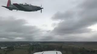 T-6C Texan II escoltando un Fokker F-28