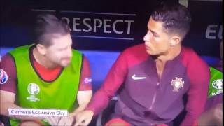 Ronaldo đấm 'yêu', đồng đội đang uống nước bị giật mình