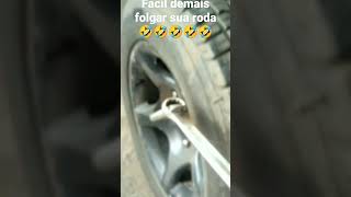 retire a roda do carro com um dedo