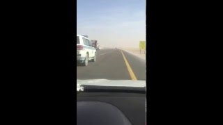 🚔مطاردة سائق تريلا 🚚  متهور على طريق الدمام